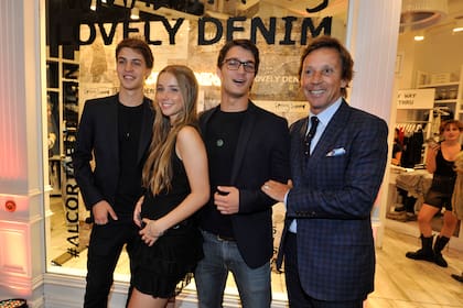 Sin Valeria Mazza, Alejandro Gravier también compartió el evento con tres de sus hijos, Taina, Tiziano y Benicio