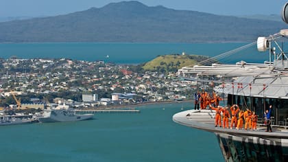 Sin vértigo: de paseo por la cornisa de la Sky Tower, de 328 metros, con vistas a la gran bahía y los volcanes que rodean Auckland