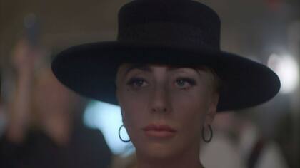 Sin vestidos hechos con carne o maquillajes estrafalarios, Lady Gaga intenta mostrar a la mujer detrás de la diva