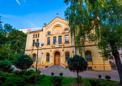 Sinagoga Nożyk: se trata de la única sinagoga que resistió los tiempos del Holocausto.