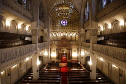 Antiguamente, mujeres y hombres estaban separados durante las ceremonias religiosas. En la actualidad, en cambio, comparten el mismo espacio.