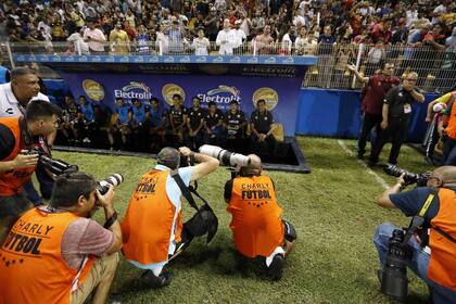 Bajo los focos: Maradona atrajo la máxima atención en su debut como entrenador de los Dorados