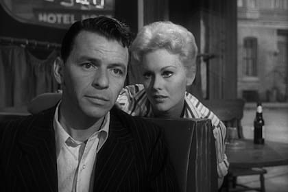Sinatra ayudó mucho a Kim Novak, por entonces una actriz de escasa experiencia, para filmar las escenas que comparten en la película