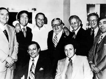 Sinatra (tercero desde la izquierda en la fila de atrás) junto a los "buenos muchachos" Paul Castellano, Gregory DePalma,  Thomas Marson, Carlo Gambino, Aladena “Jimmy” Fratianno, Salvatore Spatola, Joe Gambino y Richard Fusco.
