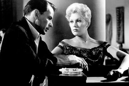Sinatra y Kim Novak en una escena de la película