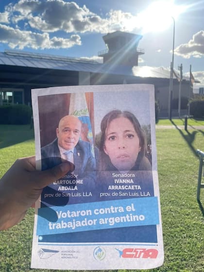 Sindicalistas de APA en aeropuertos repartiendo folletos contra los senadores que votaron a favor de la reforma laboral