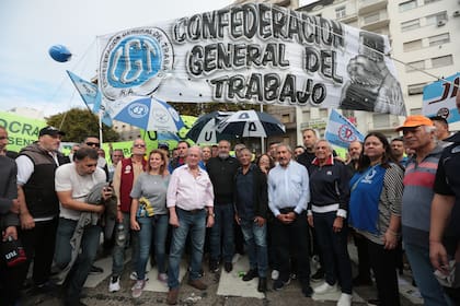 Sindicalistas de la CGT en la marcha de jubilados y gremios en el Congreso