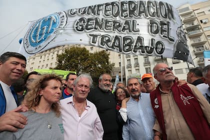 Sindicalistas de la CGT en la marcha de jubilados y gremios en el Congreso