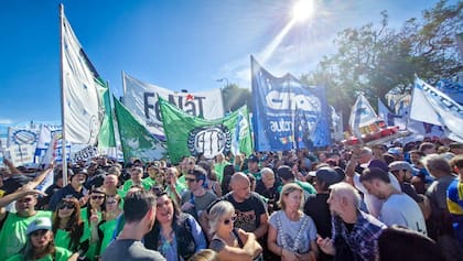 Sindicatos nucleados en la CGT y organizaciones sociales marchan hacia el monumento de Trabajo