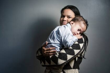 Sindy con su hijo Jared en brazos