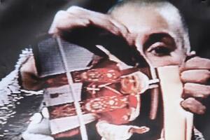 Por qué Sinéad O'Connor rompió una foto del papa Juan Pablo II en directo por televisión