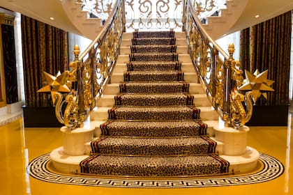 Escalera de oro y mármol en una de las suites más lujosas del hotel.