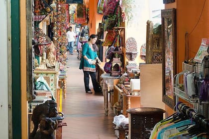 Una zona comercial a un metro y medio de Little India, Singapur. Estos túneles porticados atraviesan las plantas bajas de las tiendas y viviendas de la ciudad.