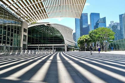 Muchas de las plazas y edificios de Singapur han sido diseñados para proyectar sombra y así ayudar a mantener más frescos a los peatones.