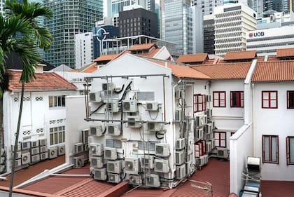 A pesar de la vegetación y la sombra, Singapur todavía depende en gran medida del aire acondicionado para mantener frescos los hogares y las oficinas.
