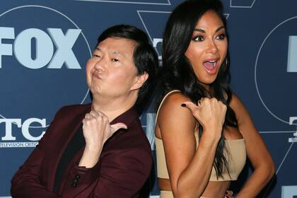 La cantante Nicole Scherzinger y el actor Ken Jeong (conocido por su divertida participación en Qué pasó ayer) no se quisieron perder tampoco la fiesta en Pasadena; esperemos que Jeong se acuerde de todo lo que hizo en el festejo