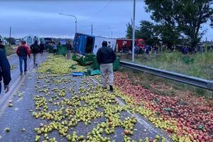 Tres muertos y 20 heridos por el impacto entre un camión de frutas y un colectivo en Mendoza