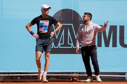 Sinner argumentó que la sustancia prohibida ingresó en su cuerpo a través de las manos de Naldi, que se había colocado un producto en aerosol para curar un corte en un dedo meñique