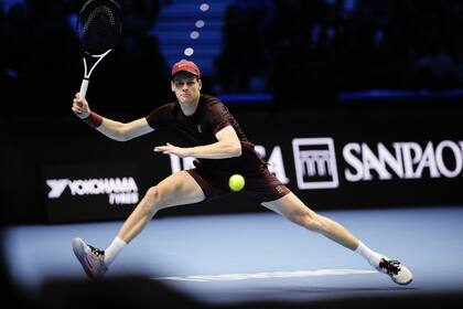 Sinner derrotó en dos sets a Ben Shelton y se mantiene invicto desde hace 29 partidos en superficie dura bajo techo; es semifinalista en el Masters de Turín.