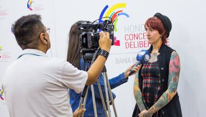 "Síntoma: Una Crónica Fotográfica sobre Trastorno Bipolar” consiste en una recopilación de fotografías que había realizado a lo largo de los años donde con sorpresa se encontró que muchos de los síntomas de la depresión y la hipomanía se veían reflejados en cada una de esas imágenes.