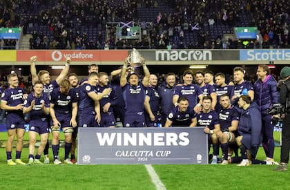 Sione Tuipulotu levanta la Copa Calcuta y celebra junto a sus compañeros tras la séptima victoria de Escocia sobre Inglaterra en los últimos nueve encuentros entre sí.