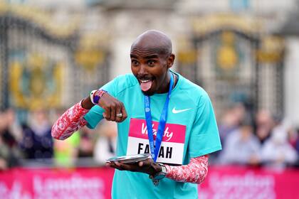 Sir Mo Farah en el podio, después de quedar segundo en el Vitality 10K de Londres