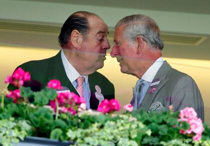 Sir Nicholas Soames y el entonces príncipe Carlos, charlan en el Royal Box en el hipódromo de Ascot. La imagen es de junio de 2016.