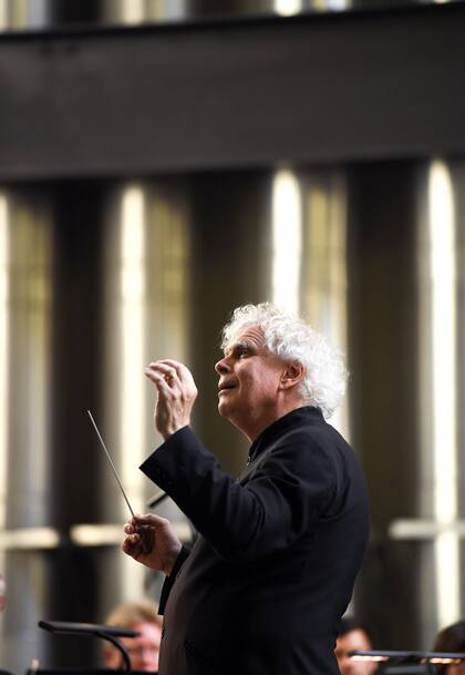 Simon Rattle revolucionó a la Filarmónica de Berlín; tras dirigirla por 16 años, desde hace dos está al frente de la Sinfónica de Londres