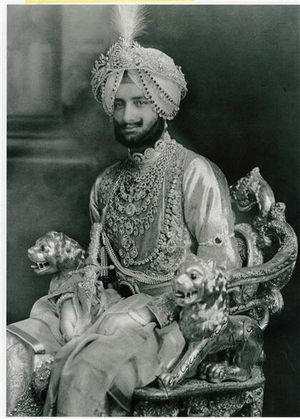 Sir Yadavindra Singh (foto superior), maharajá de Patiala, con el collar de ceremonia en diamantes y platino que se aprecia en la imagen inferior