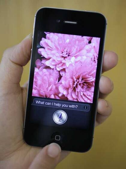 Siri, el asistente virtual por voz del iPhone, es otro de los servicios que compiten con Google en el mundo móvil