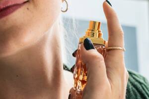 ¿Sirve realmente guardar el perfume en la heladera?