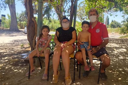 Diego Salinas, junto a su esposa, Natalia y sus dos hijos