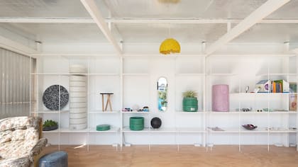 Sistema de estantería modular con varas de hierro y estantes de chapa encastrables diseñado por Alejandra Esteve.