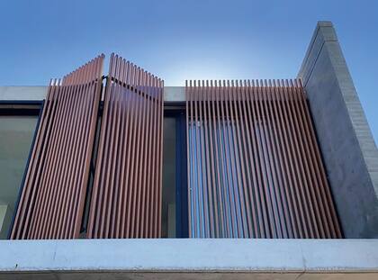 Sistema: Parasoles móviles pintados símil madera / Carpintero: Alumetal