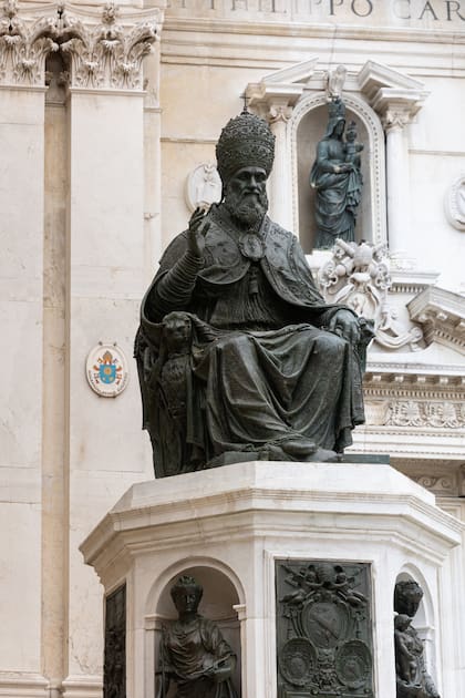 Sisto V en el frente del Santuario de Loreto