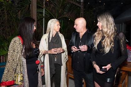 Sitara (a la izquierda y de perfil) y la expresentadora de la MTV Zoel, junto con Zeta Bosio y su mujer Estefanía Iracet.