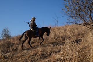 Sitiados por un cártel mexicano, civiles contraatacan con fusiles y granadas