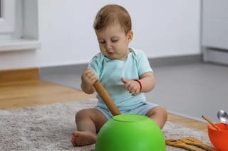 Cómo lograr que un bebé se entretenga solo sin necesidad de recurrir a las pantallas