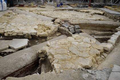 Sitio de investigación arqueológica de la Catedral de Notre Dame después del descubrimiento de un sarcófago de plomo