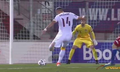 Situación de gol de Briasco, delantero de Huracán, jugando para la selección de Armenia