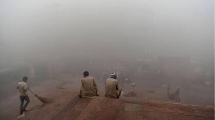 Una espesa neblina gris envolvió la capital de India la contaminación golpea niveles peligrosos. La Asociación Médica India dijo que Nueva Delhi estaba en medio de una "emergencia de salud pública"