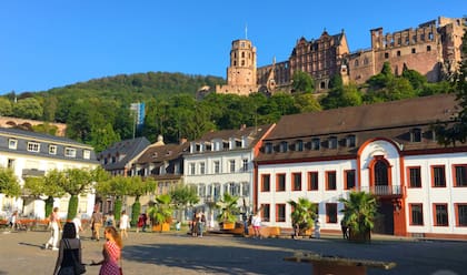 Situada a unos 90 kilómetros de Frankfurt y a 100 de Stuttgart, Heidelberg, cuya población es de apenas 160.000 personas, es una pintoresca y alegre ciudad que se puede recorrer en apenas un día.
