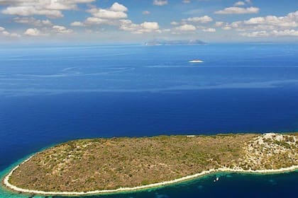 Situada en el mar Jónico, tiene 17 hectáreas y está en proceso de habilitación para viviendas