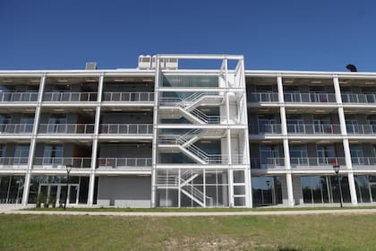 Situado en el corazón del Parque Olímpico, el hotel tiene una superficie total a estrenar de 9.930,98 metros cuadrados (m2), puede alojar a más de 200 personas e incluye habitaciones especiales para personas con discapacidad