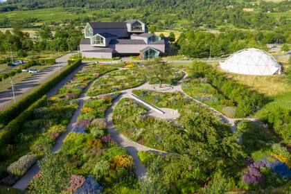 Situado entre VitraHaus y la nave de producción de Álvaro Siza, el jardín de 4000m2 para empleados y visitantes.