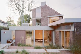 Así es esta casa de hormigón y ladrillo que sorprende por su diseño interior y sustentabilidad