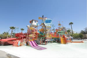 Six Flags anunció el cierre de tres parques en los últimos meses (Facebook / @SixFlagsHurricaneHarbor)