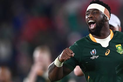 Siya Kolisi, campeón en Japón 2019 y primer capitán de raza negra en la historia de Sudáfrica, el país que abolió el Apartheid en 1992.