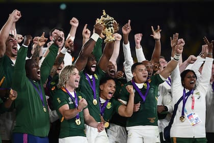 Siya Kolisi, el primer capitán negro de los Boks, levanta la Copa Webb-Ellis en 2019