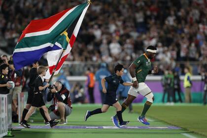 Siya Kolisi entra a jugar la final, con la bandera de Sudáfrica